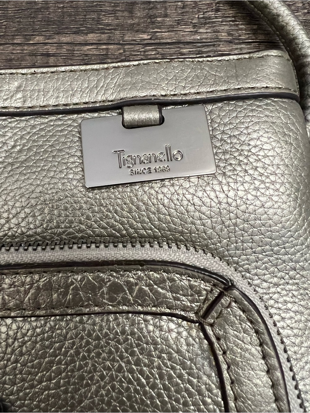 Tignanello Metallic Silver Pebbled Leather Crossbody with Keyring EUC - Picture 3 of 12